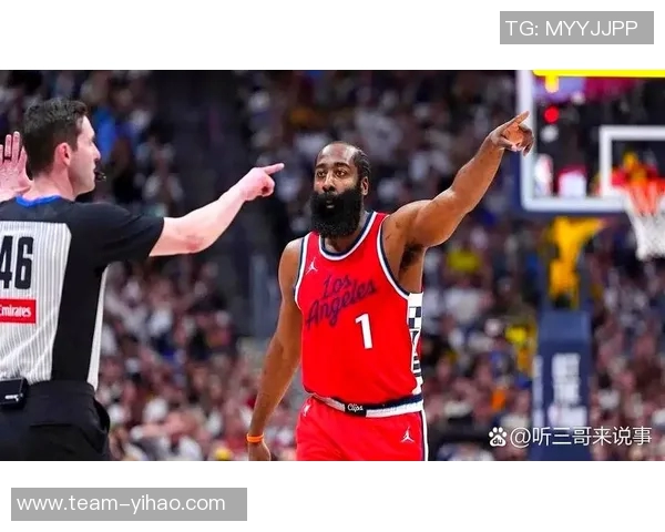 哈登强攻遭重击面部倒地快船紧急暂停比赛引发关注 哈登强攻遭重击面部倒地快船紧急暂停比赛引发关注