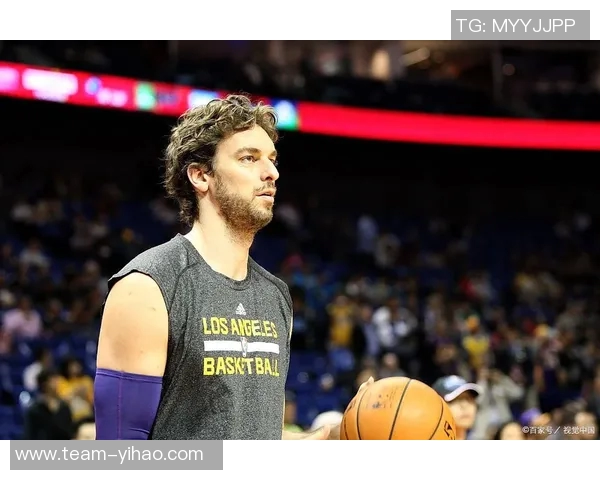 小卡在返回洛杉矶前赴加拿大斯卡伯勒参与篮球活动引发关注